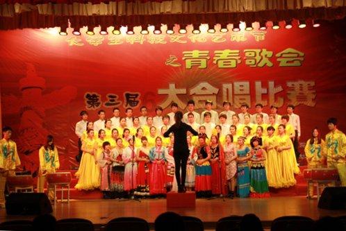 古力娜扎穿亮片礼服亮相,深V设计直接到肚子位置,只有她能驾驭